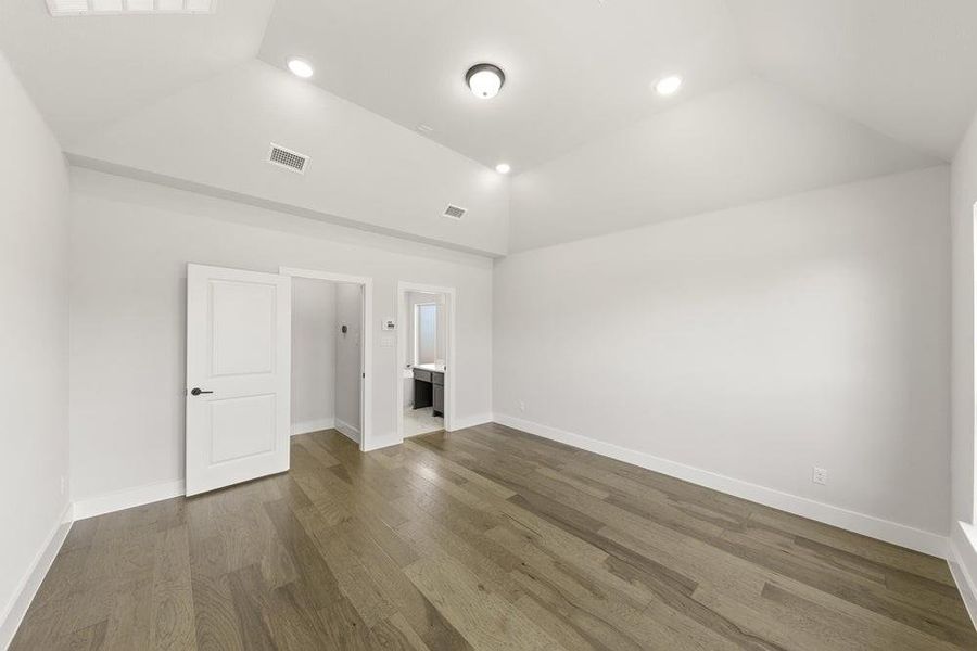 Spacious, unfurnished interior of a new home in Valencia on The Lake, Little Elm (Image 14).