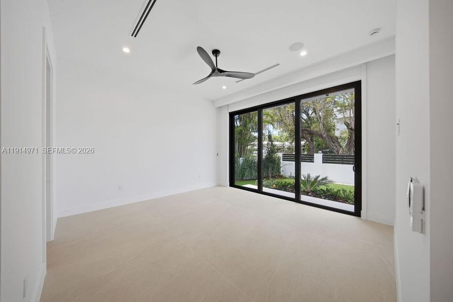 Spacious, unfurnished interior of a new home in , Fort Lauderdale (Image 22).