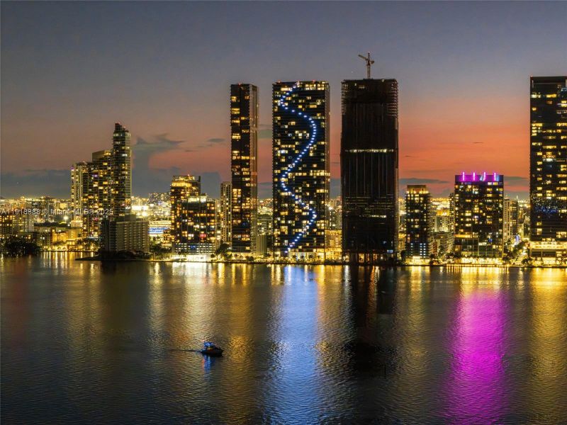 Condo located in Miami, FL showcasing its design and architecture (Image 14).
