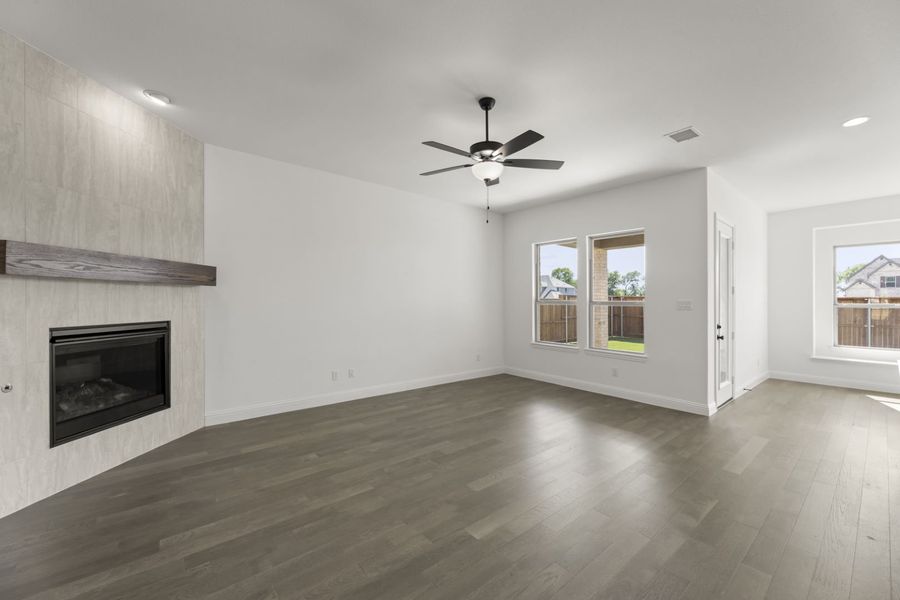 Spacious, unfurnished interior of a new home in River Ranch, Van Alstyne (Image 18).