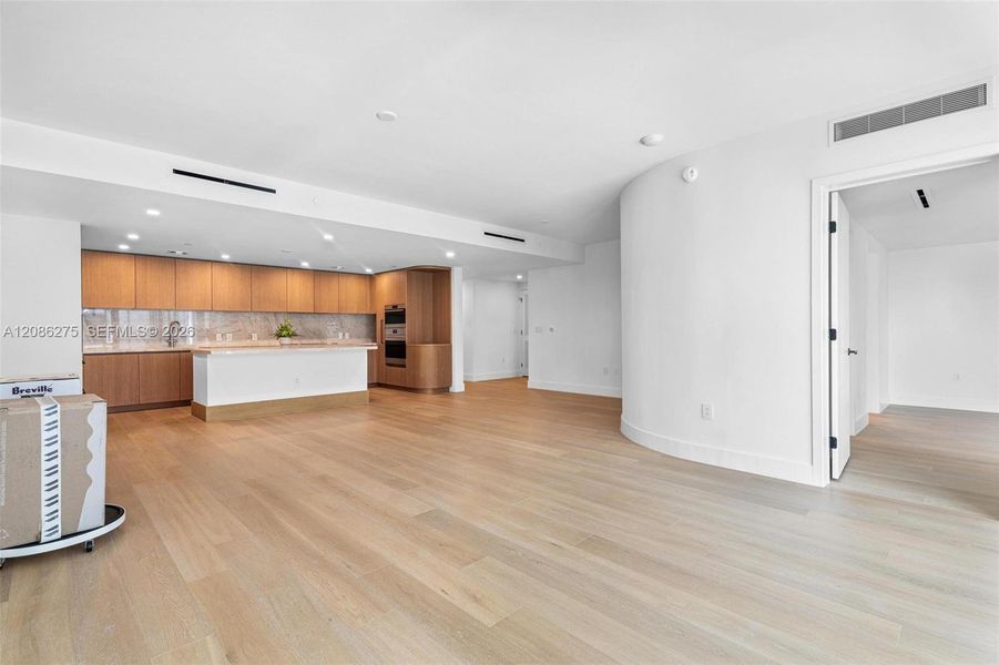 Spacious, unfurnished interior of a new home in , Bay Harbor Islands (Image 9).
