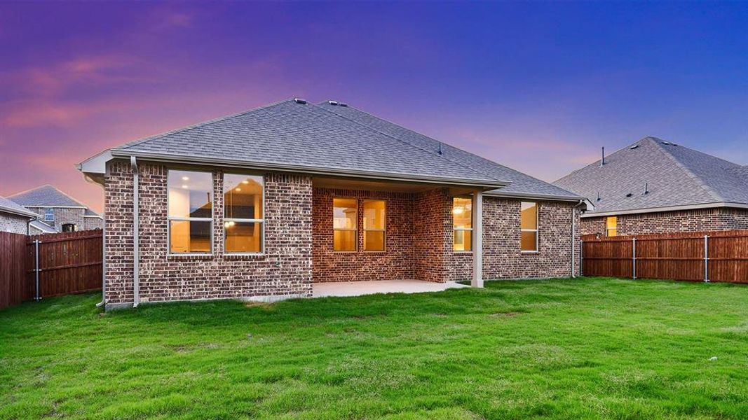 Exterior details and patio area of a home in Lakeview Pointe, Grand Prairie (Image 2).