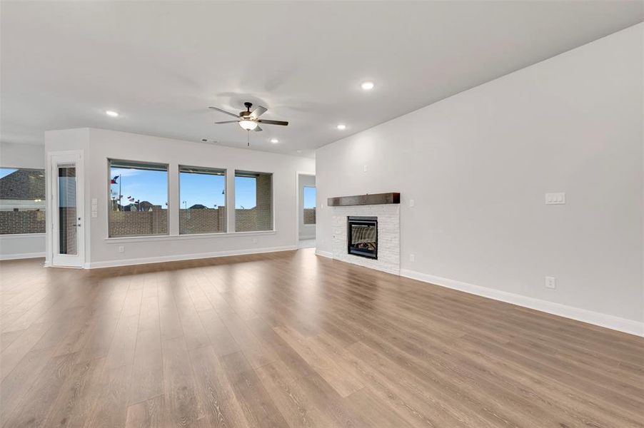 Spacious, unfurnished interior of a new home in Myrtle Creek, Waxahachie (Image 32).