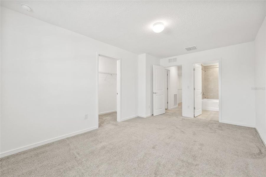 Spacious, unfurnished interior of a new home in , Tampa (Image 23).