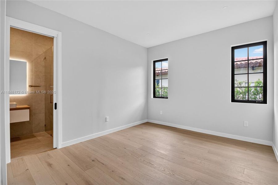 Spacious, unfurnished interior of a new home in , Coral Gables (Image 18).