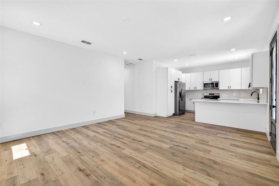 Spacious, unfurnished interior of a new home in , St. Petersburg (Image 31).