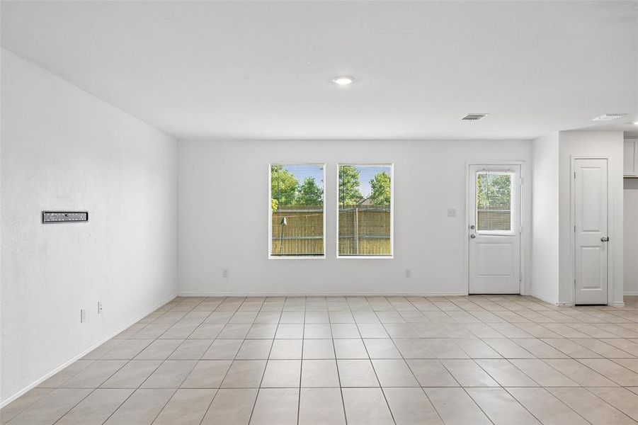 Spacious, unfurnished interior of a new home in Trinity West, Dallas (Image 16).