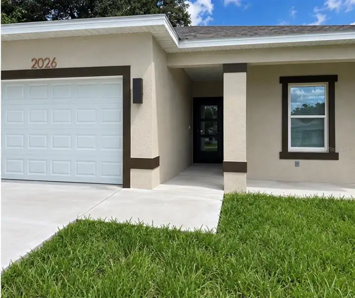Exterior details and patio area of a home in , Auburndale (Image 3).
