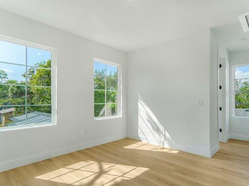 Spacious, unfurnished interior of a new home in , Oakland (Image 32).