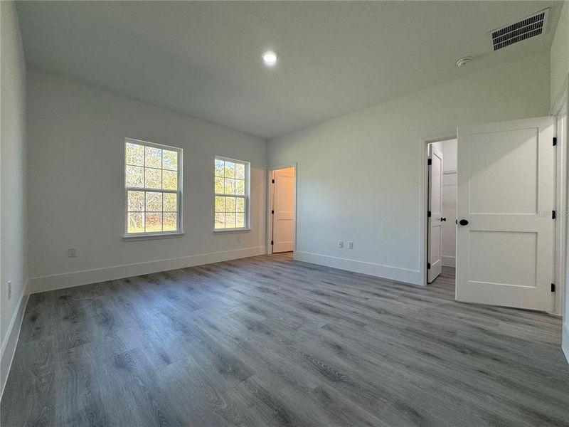 Spacious, unfurnished interior of a new home in , Citrus Springs (Image 31).