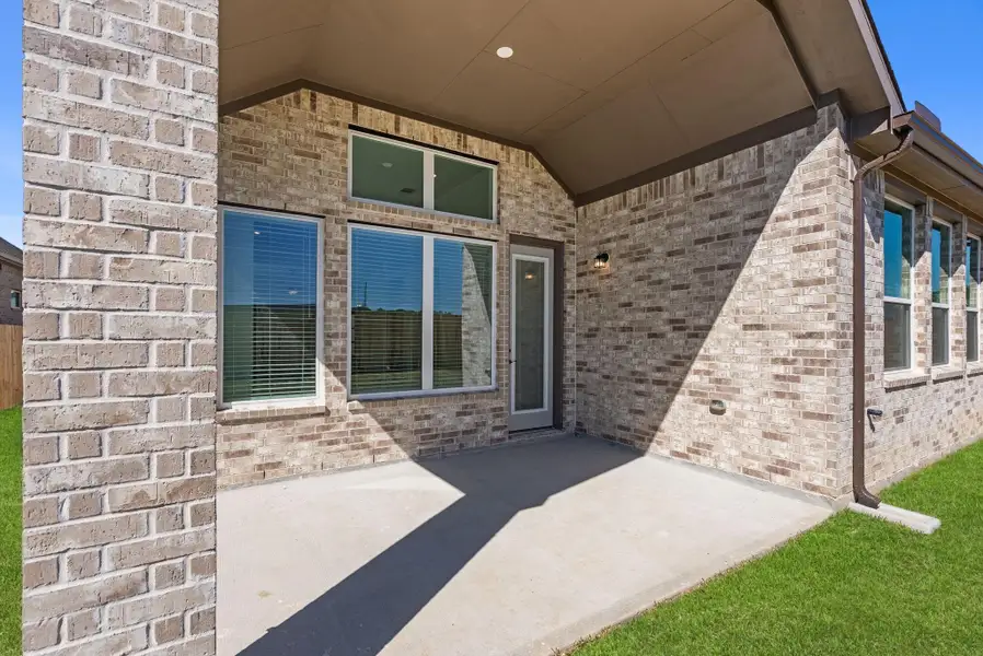 Exterior details and patio area of a home in Wood Leaf Reserve, Tomball (Image 4).