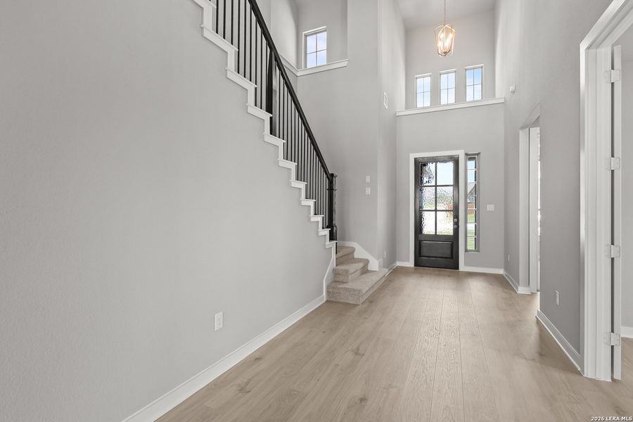 Spacious, unfurnished interior of a new home in Foxbrook, Cibolo (Image 32).