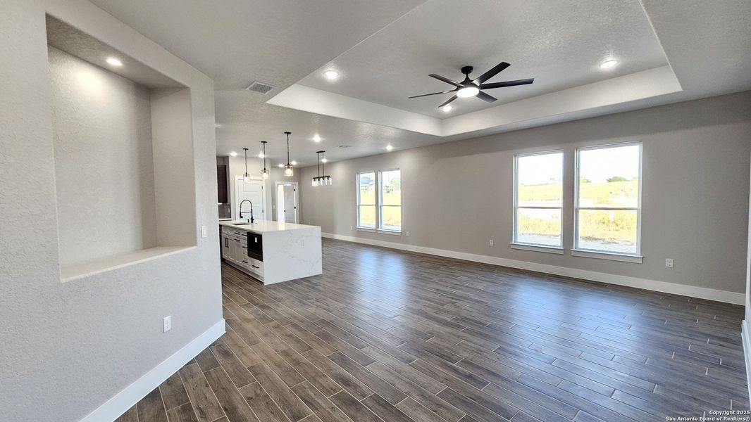 Spacious, unfurnished interior of a new home in , La Vernia (Image 34).