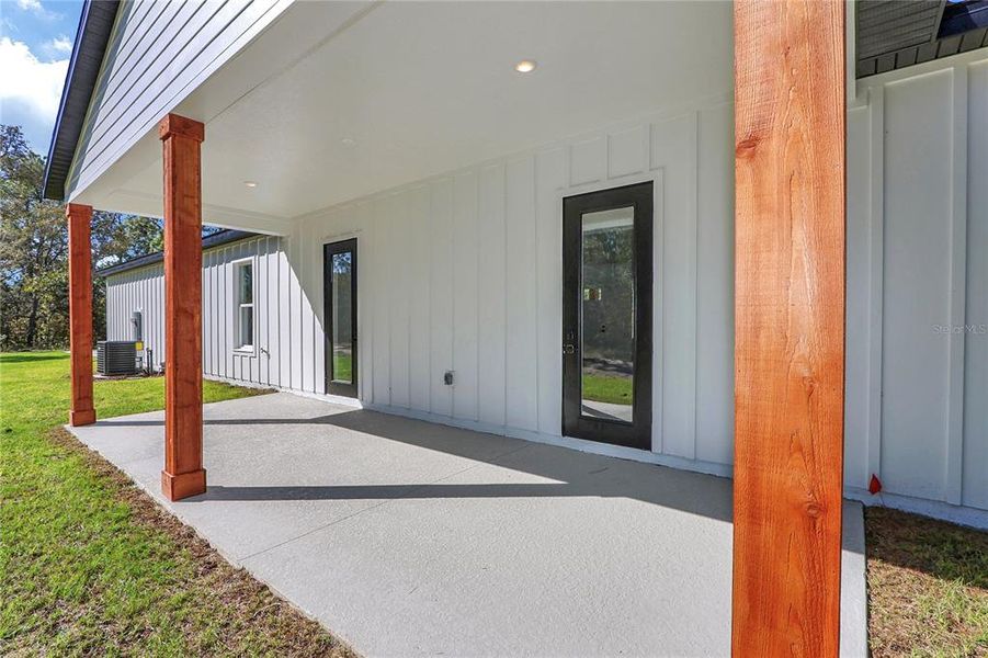 Exterior details and patio area of a home in , Dunnellon (Image 22).