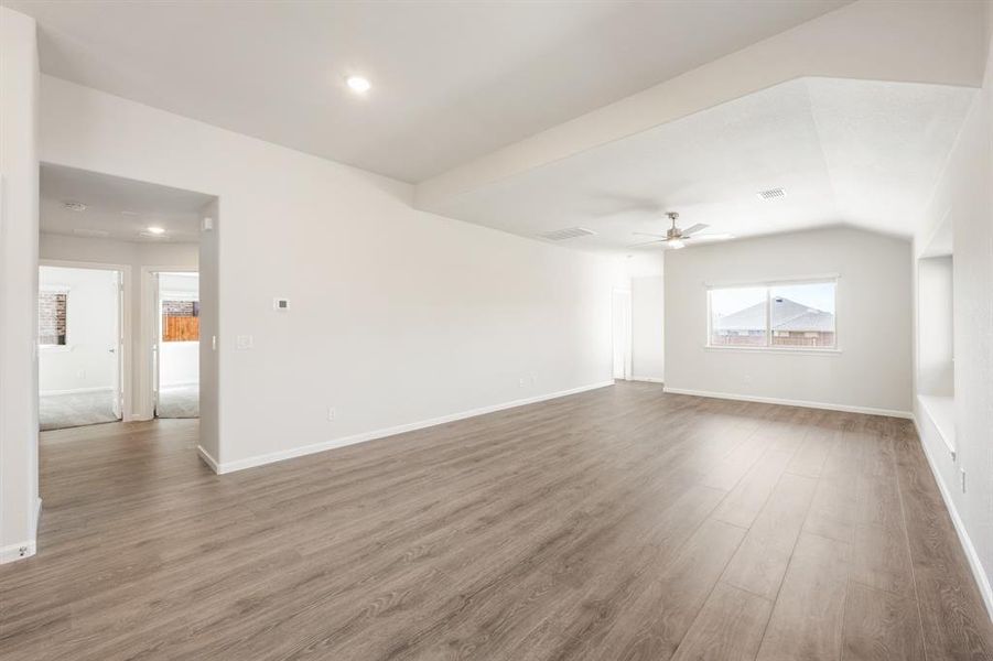 Spacious, unfurnished interior of a new home in Eagle Glen Elements, Alvarado (Image 29).