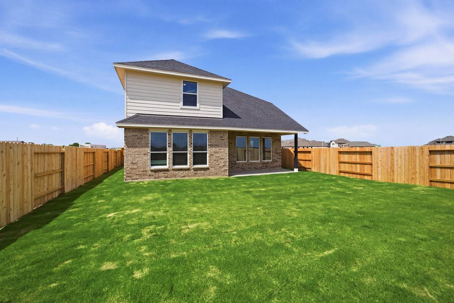 Exterior details and patio area of a home in Wildrye, Waller (Image 28).