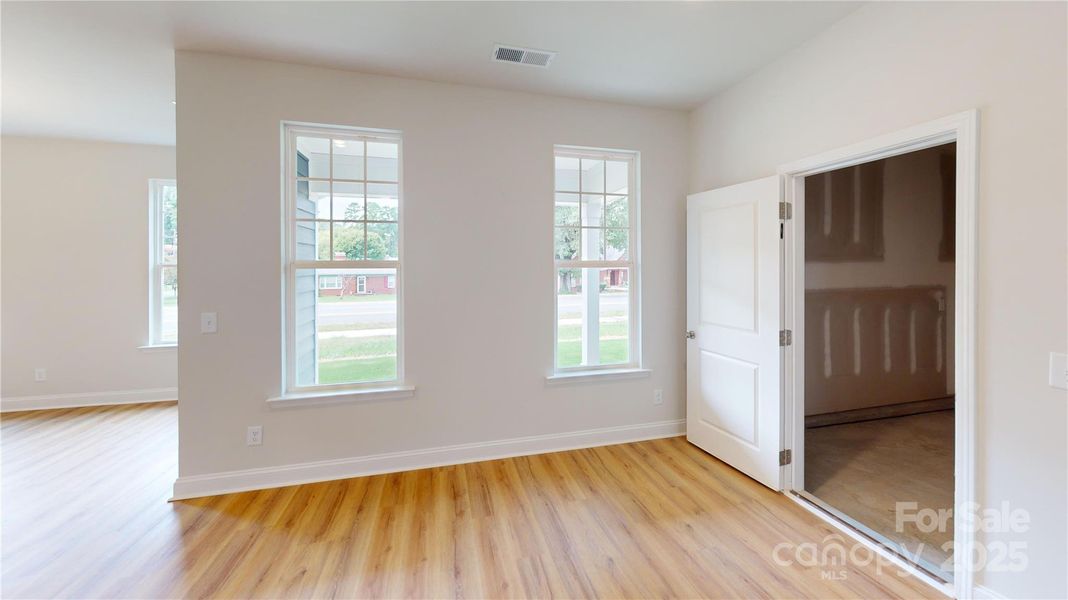 Spacious, unfurnished interior of a new home in Edgewood Preserve, Huntersville (Image 10).