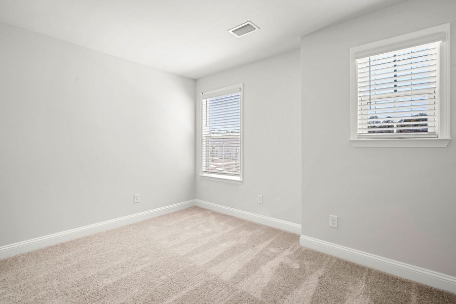 Spacious, unfurnished interior of a new home in Waterways, Richmond Hill (Image 15).