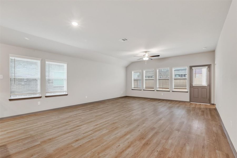 Spacious, unfurnished interior of a new home in Rollingbrook Estates, Baytown (Image 24).