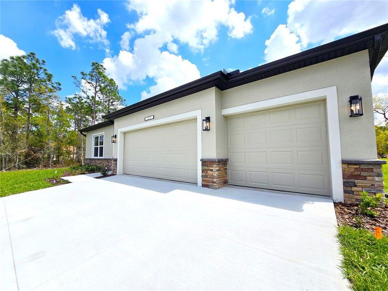 Exterior details and patio area of a home in , Homosassa (Image 4).