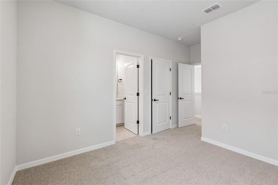 Spacious, unfurnished interior of a new home in Eastlyn, Bradenton (Image 17).
