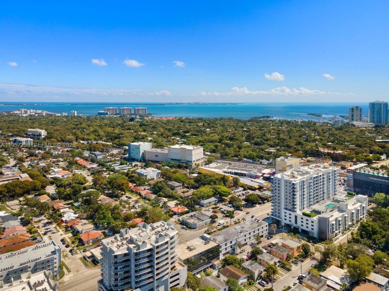 Condo located in Miami, FL showcasing its design and architecture (Image 3).