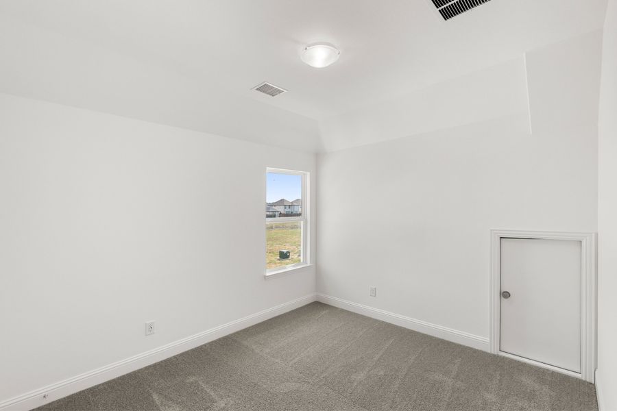 Spacious, unfurnished interior of a new home in Creekside, Royse City (Image 23).