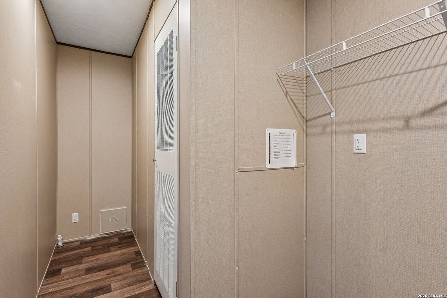 Spacious, unfurnished interior of a new home in , Hondo (Image 31).