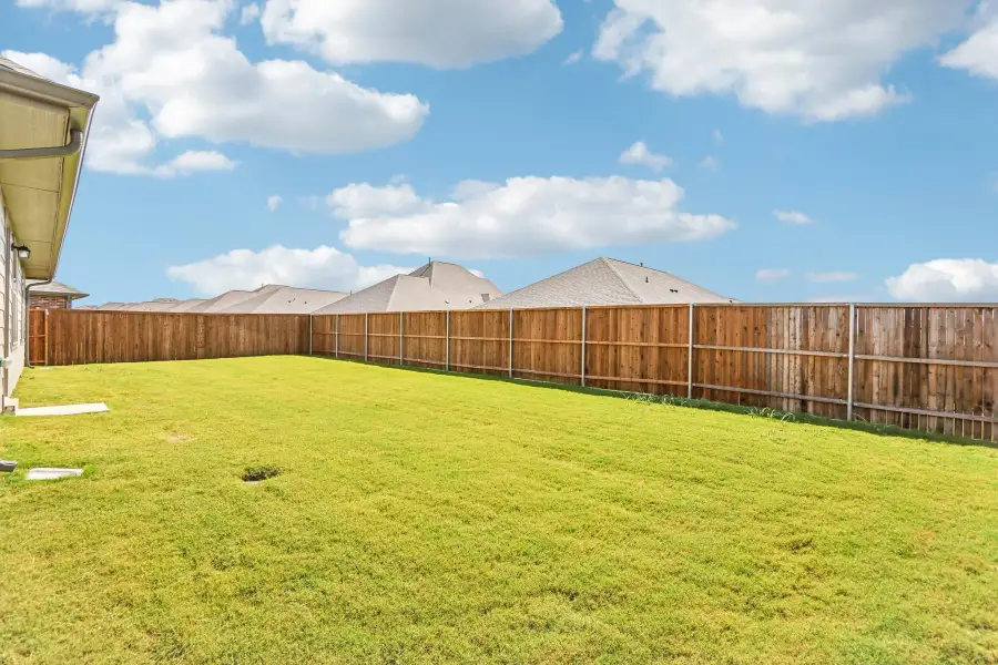 Exterior details and patio area of a home in Rolling Ridge, Van Alstyne (Image 1). Exterior details and patio area of a home in Rolling Ridge, Van Alstyne (Image 1).