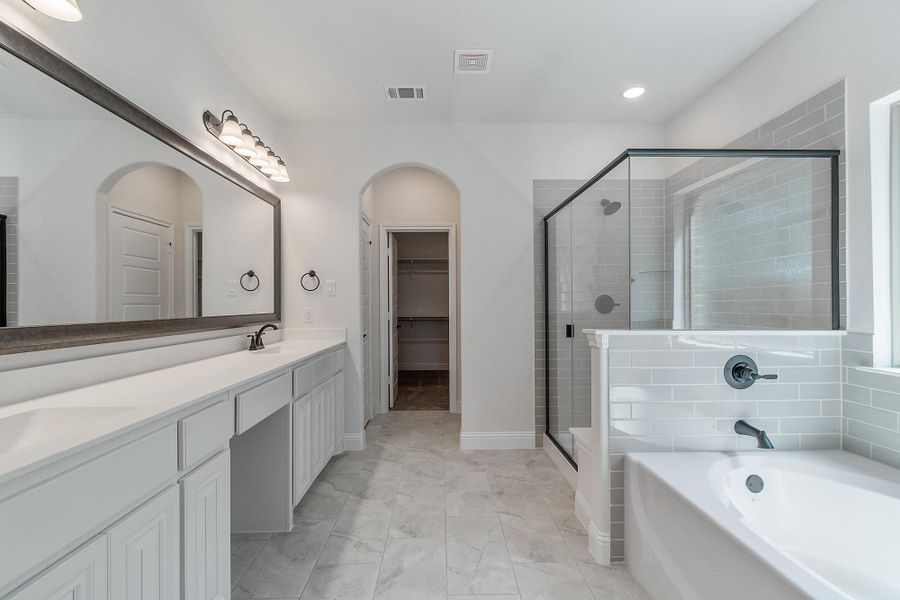 Primary Bathroom | Concept 2972 at Villages of Walnut Grove in Midlothian, TX by Landsea Homes