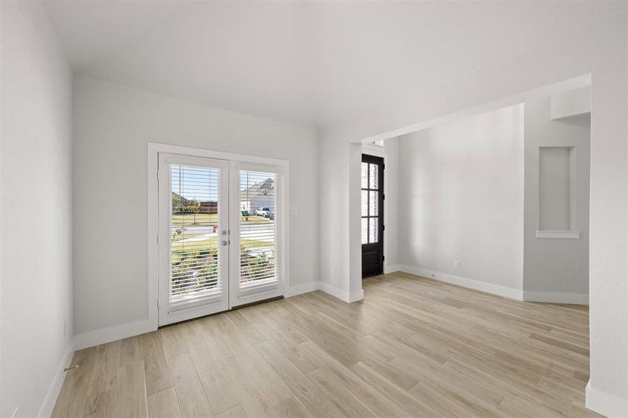 Spacious, unfurnished interior of a new home in Oaks of North Grove, Waxahachie (Image 29).