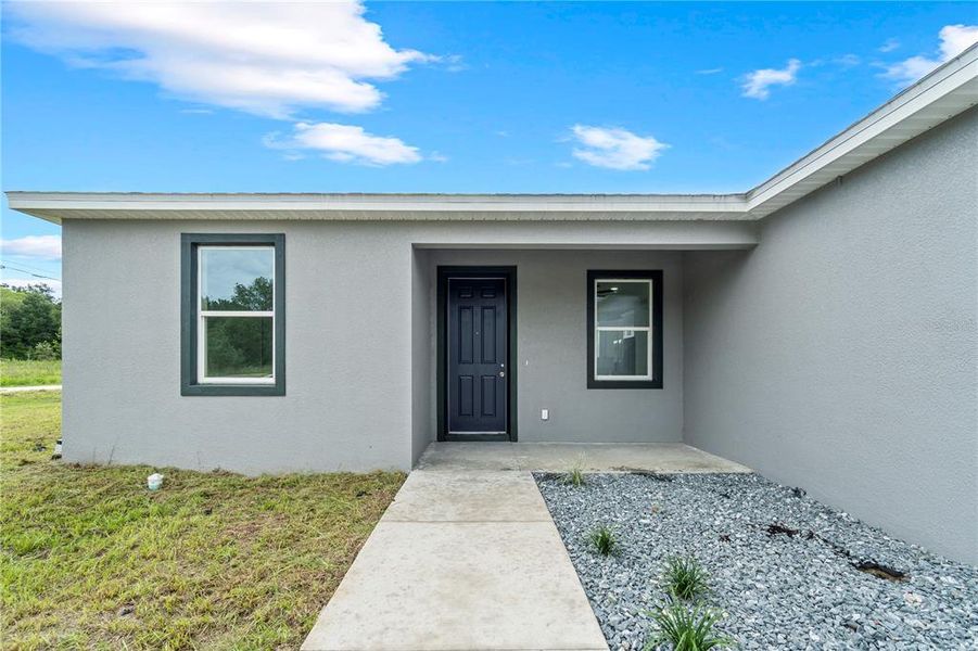 Exterior details and patio area of a home in , Dunnellon (Image 4).
