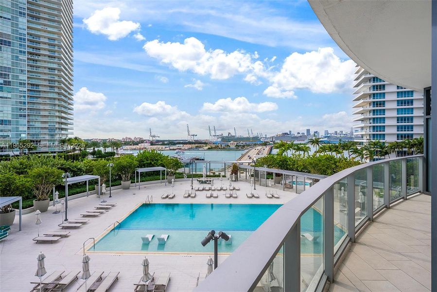 Condo located in Miami Beach, FL showcasing its design and architecture (Image 20).