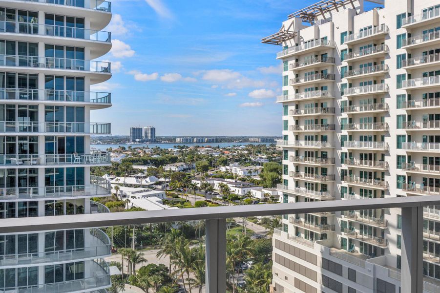 Condo located in West Palm Beach, FL showcasing its design and architecture (Image 31).