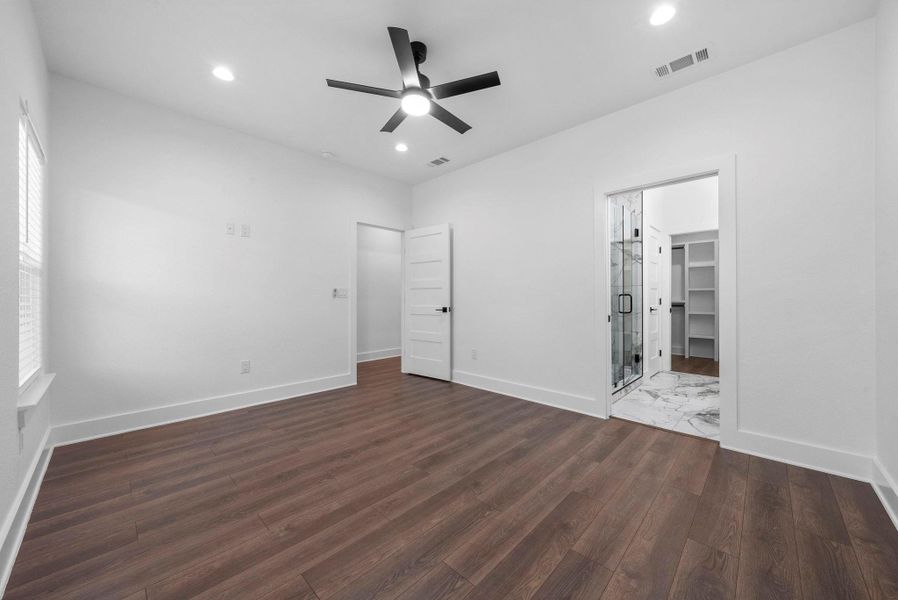 Spacious, unfurnished interior of a new home in , Granite Shoals (Image 29).