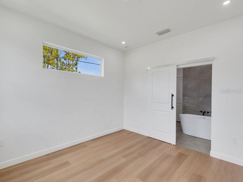 Spacious, unfurnished interior of a new home in , Palm Bay (Image 19).