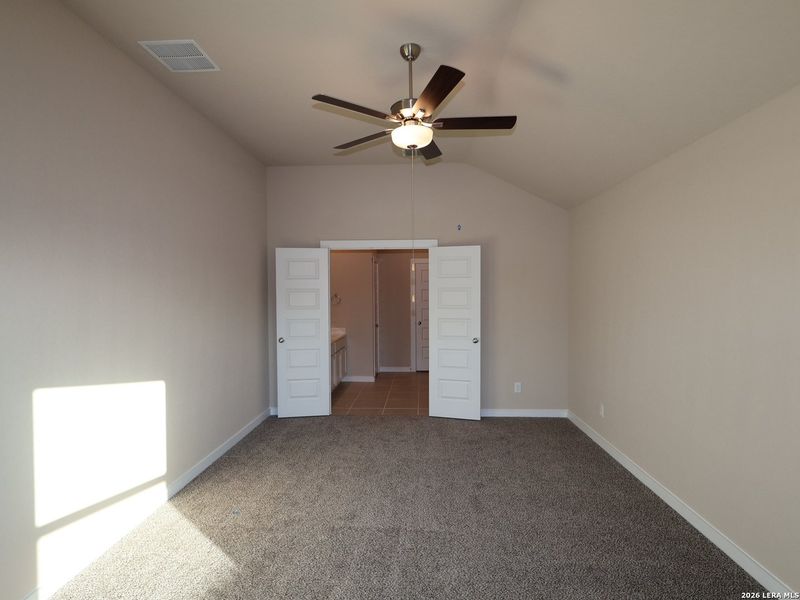 Spacious, unfurnished interior of a new home in Cinco Lakes, San Antonio (Image 31).