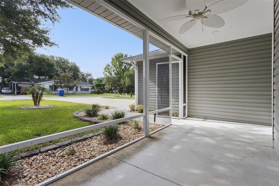 Exterior details and patio area of a home in , Tavares (Image 3).