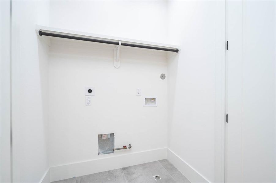 FULL-SIZE UTILITY ROOM