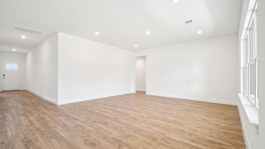 Spacious, unfurnished interior of a new home in Railhead, Cedar Creek (Image 11).