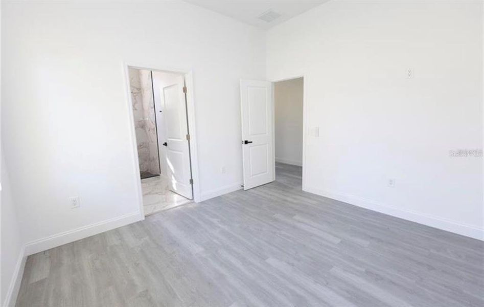 Spacious, unfurnished interior of a new home in , Lake Panasoffkee (Image 10).