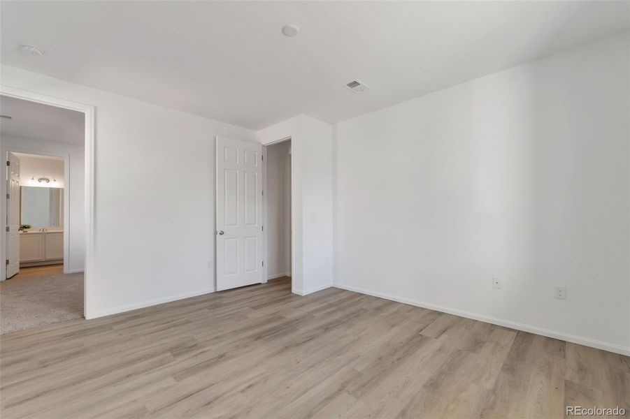 Main level Guest Suite Sitting/Living area, Private!