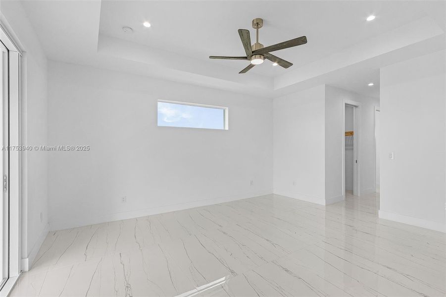 Spacious, unfurnished interior of a new home in , Cape Coral (Image 13).