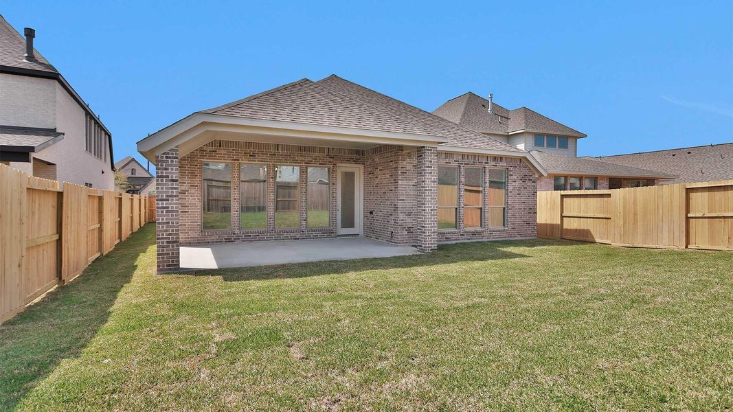 Exterior details and patio area of a home in Sienna, Missouri City (Image 4).