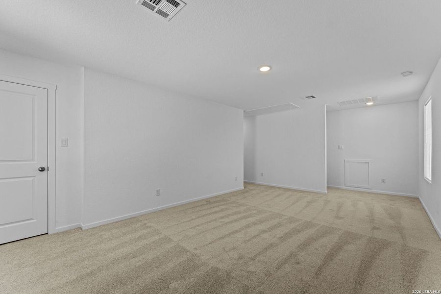 Spacious, unfurnished interior of a new home in Sky Ranch, New Braunfels (Image 25).