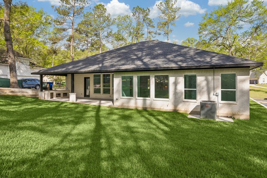 Exterior details and patio area of a home in , Huntsville (Image 4).