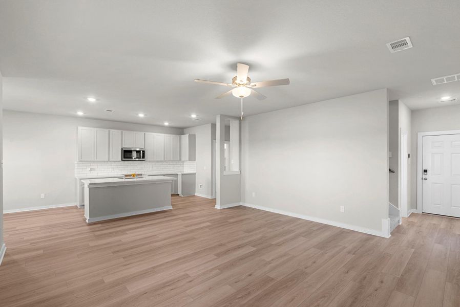 Spacious, unfurnished interior of a new home in Creekhaven, Rosharon (Image 13).