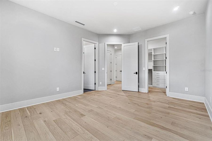 Spacious, unfurnished interior of a new home in , Tampa (Image 25).