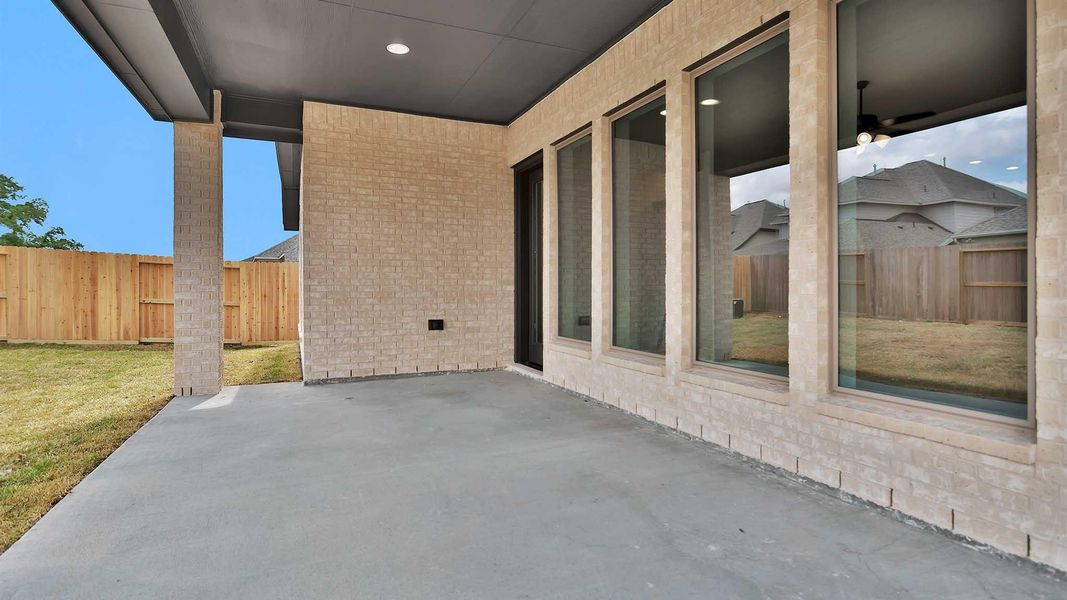 Exterior details and patio area of a home in Sienna, Missouri City (Image 3).