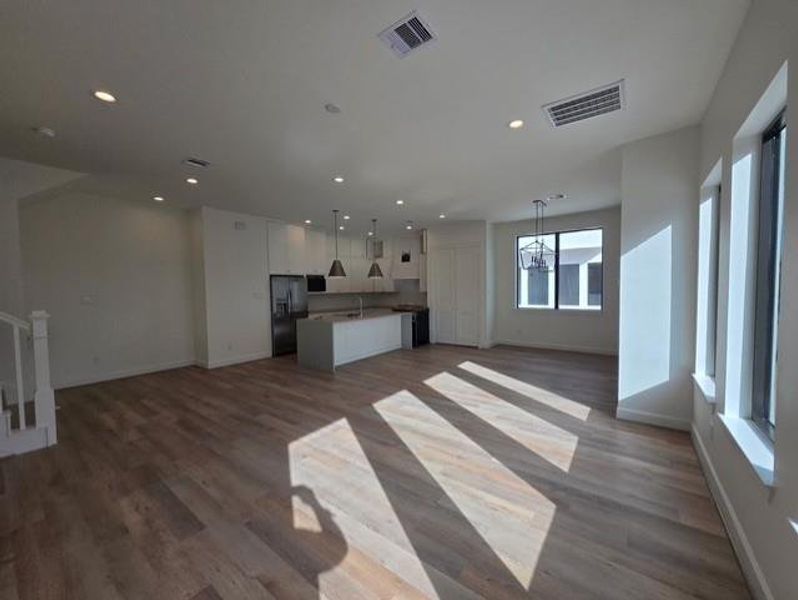 Spacious, unfurnished interior of a new home in , Houston (Image 9).